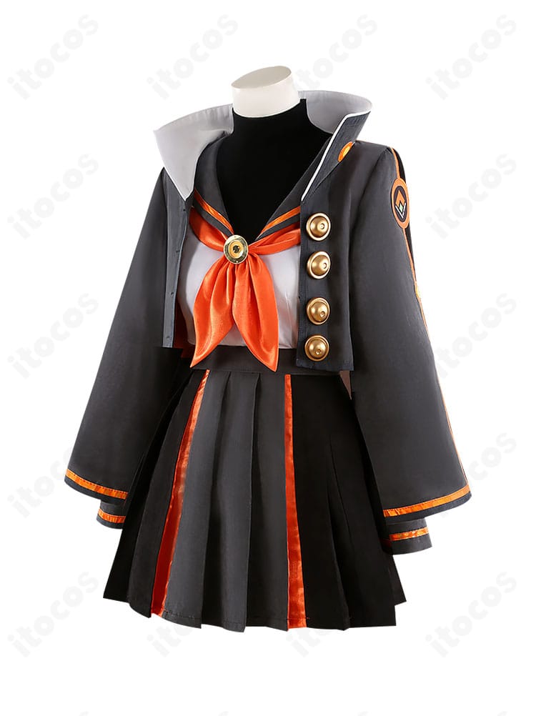 FGO 岸波白野（ザビ子）制服コスプレ衣装を左側から撮影。袖とスカートのバランス、ディテールの見え方を捉えた画像。