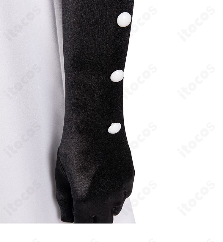 手袋の装飾ディテール。甲部分の意匠と素材感、指のフィット感が分かる近接写真