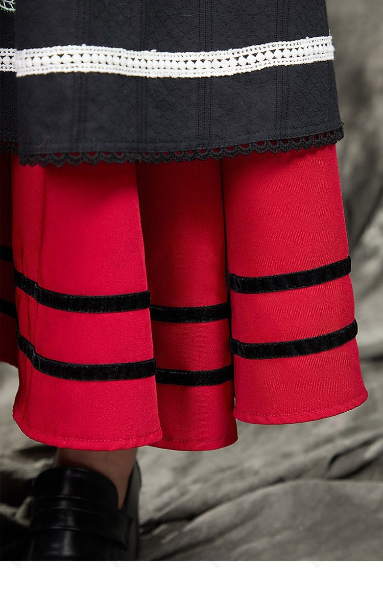 ホロ アルザス民族衣装のスカート裾ディテール。縁取りと波打ちの表情を捉えたアップ。