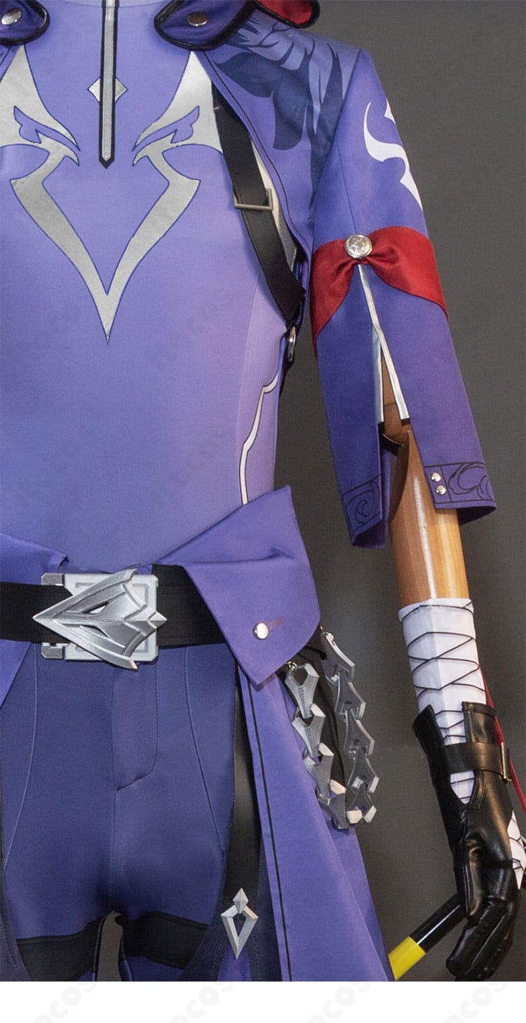 モゼ コスプレ衣装の左肩装飾アップ。対称配置の意匠とエッジの処理を示す詳細。