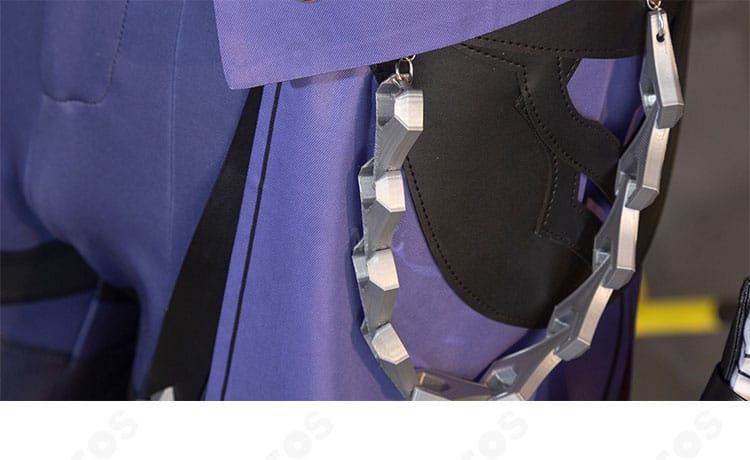 モゼ コスプレ衣装の腰周り装飾。ベルトや腰飾りの重なりと固定位置を捉えた画像。