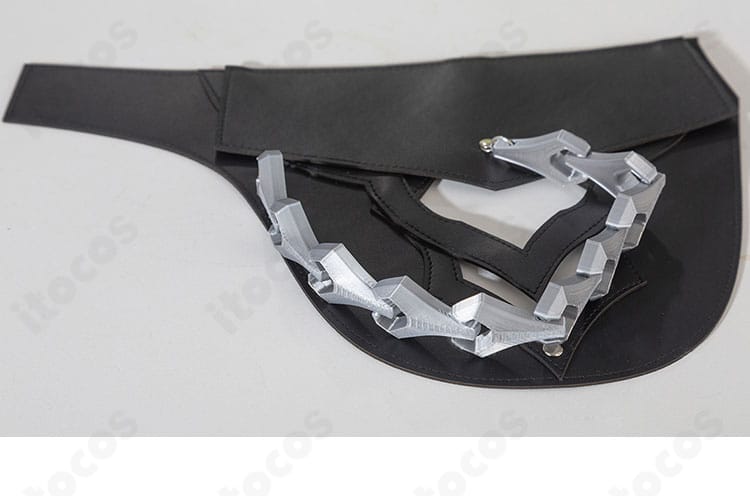 モゼ コスプレ衣装の腰飾りアップ。アクセントとなるパーツで全体を引き締めるデザイン。