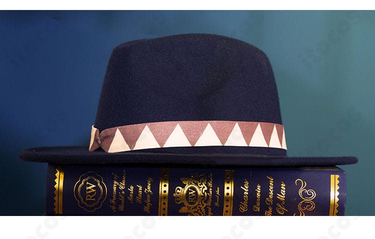 アベンチュリンの特徴的な帽子装飾の接写。縁取りとモチーフの形状を鮮明に示す画像。