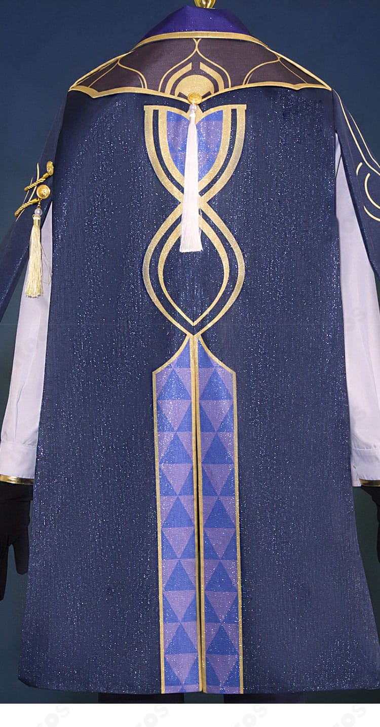 背面ヨークとマント留め具の近接カット。精緻な仕上がりを捉えたディテール画像。