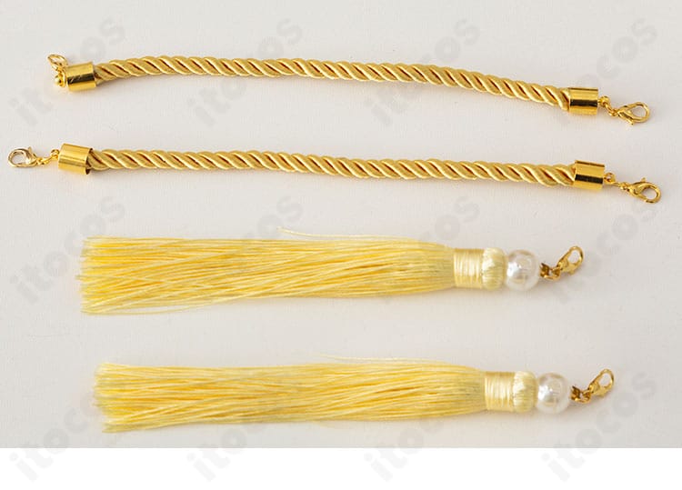 肩部分の流蘇風装飾ディテール。動きに映える華やかな仕上がりを表現。