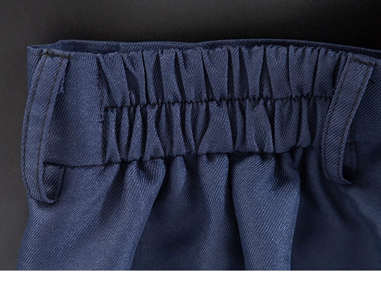 ズボン上部の装飾ポイント。ウエスト周りの意匠と縫製ラインを強調。