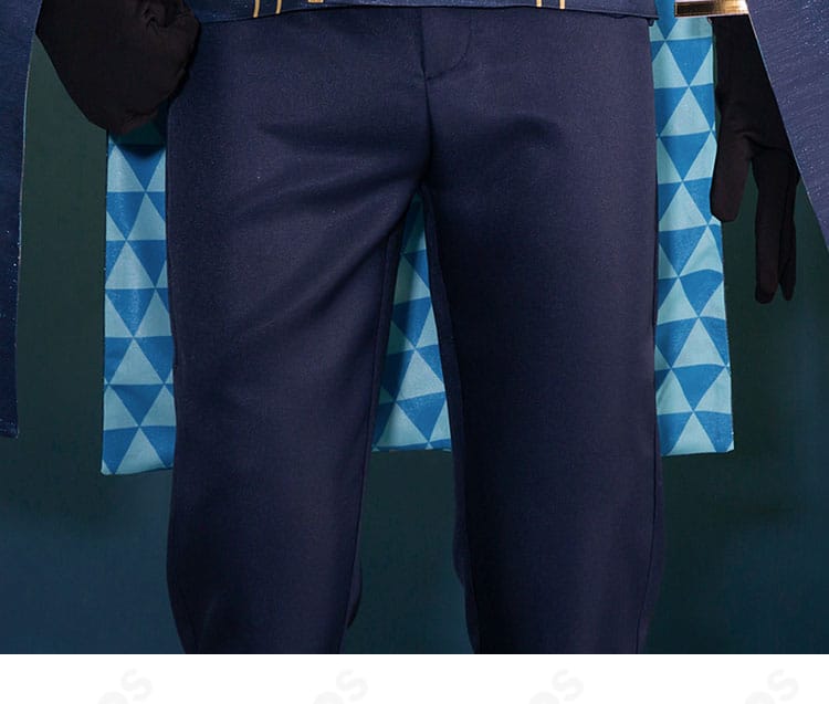 ズボン装飾の接写。サイドの刺繍と金具配置で高級感を表現。