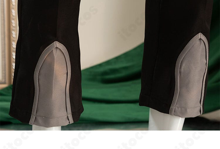 アベンチュリン衣装のズボン細部。裾から脚元までの美しい直線シルエットが分かる