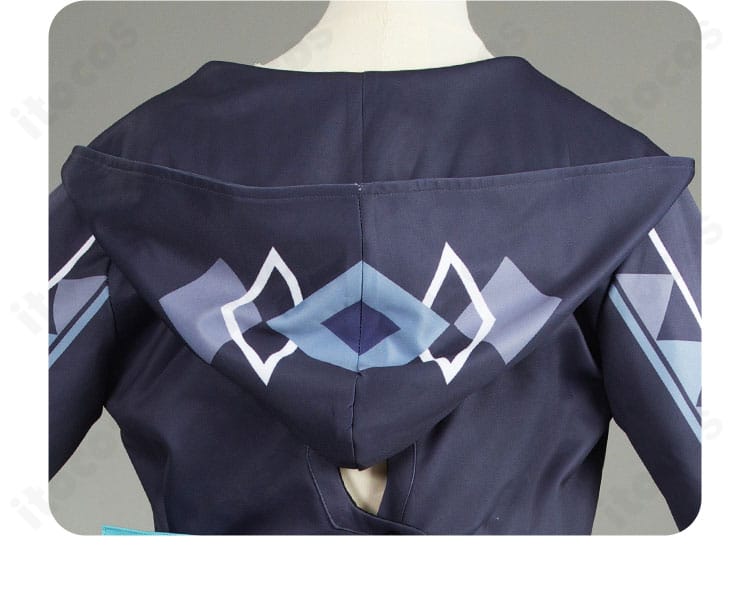 帽子装飾のディテール。コスプレ衣装用ヘッドウェアの装飾パーツと刺繍の近接画像