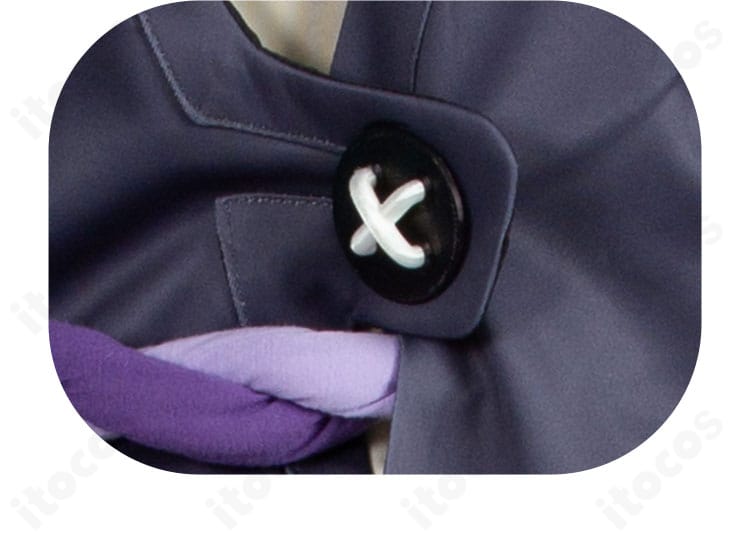 背面バックルのディテール。カカワーシャ衣装の背面留め具と縫製を示す近接画像