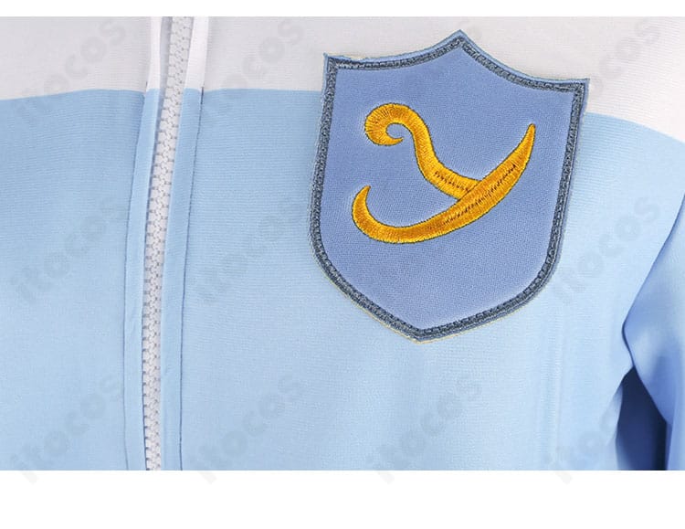 胸元ワンポイントのロゴ風モチーフを示す近接。アイカツスターズ！四ツ星学園らしい装飾を強調