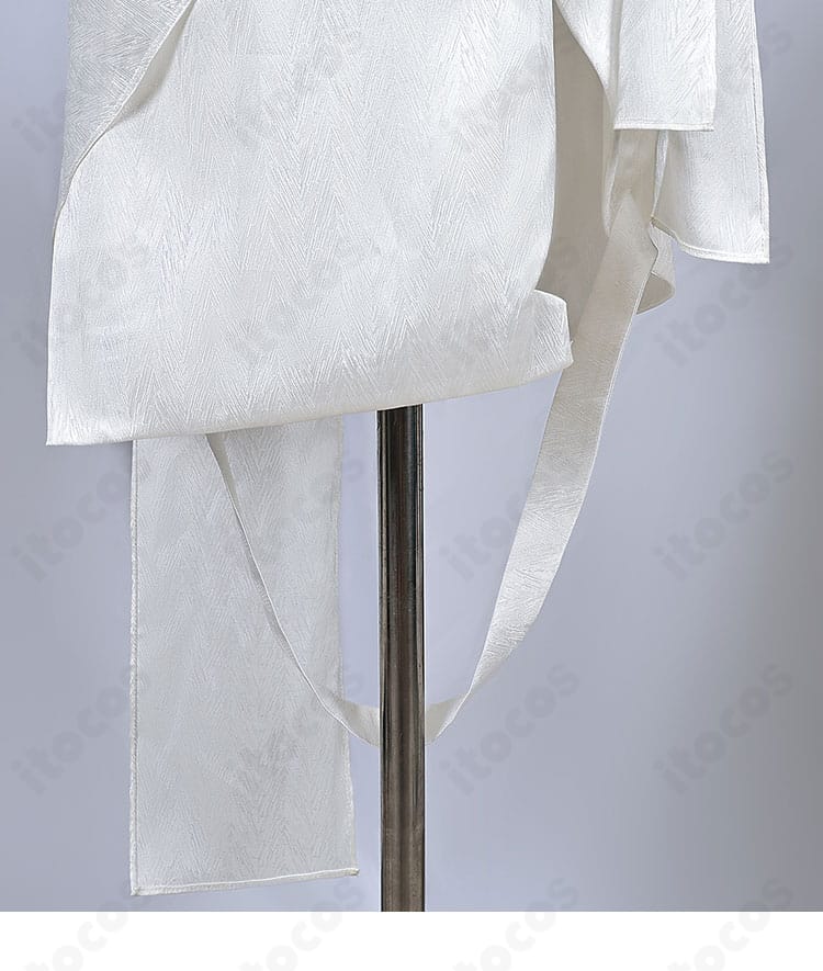 裾の装飾ディテール。花の刺繍が入った裾デザインで動きに華やぎをプラス。