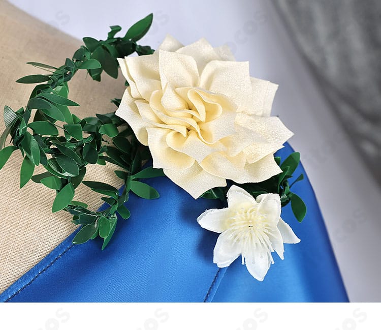 肩飾りのアップ。繊細な刺繍と縁取りが際立つ美しいショルダー装飾。