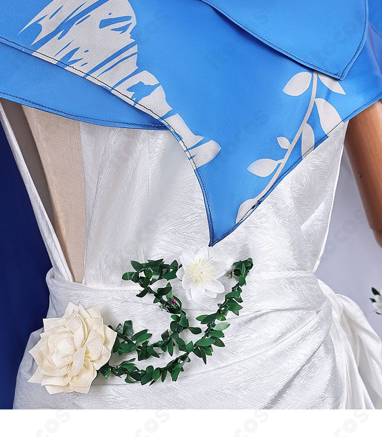 腰背面の装飾アップ。後腰の飾りとドレープが立体的なシルエットを形成。