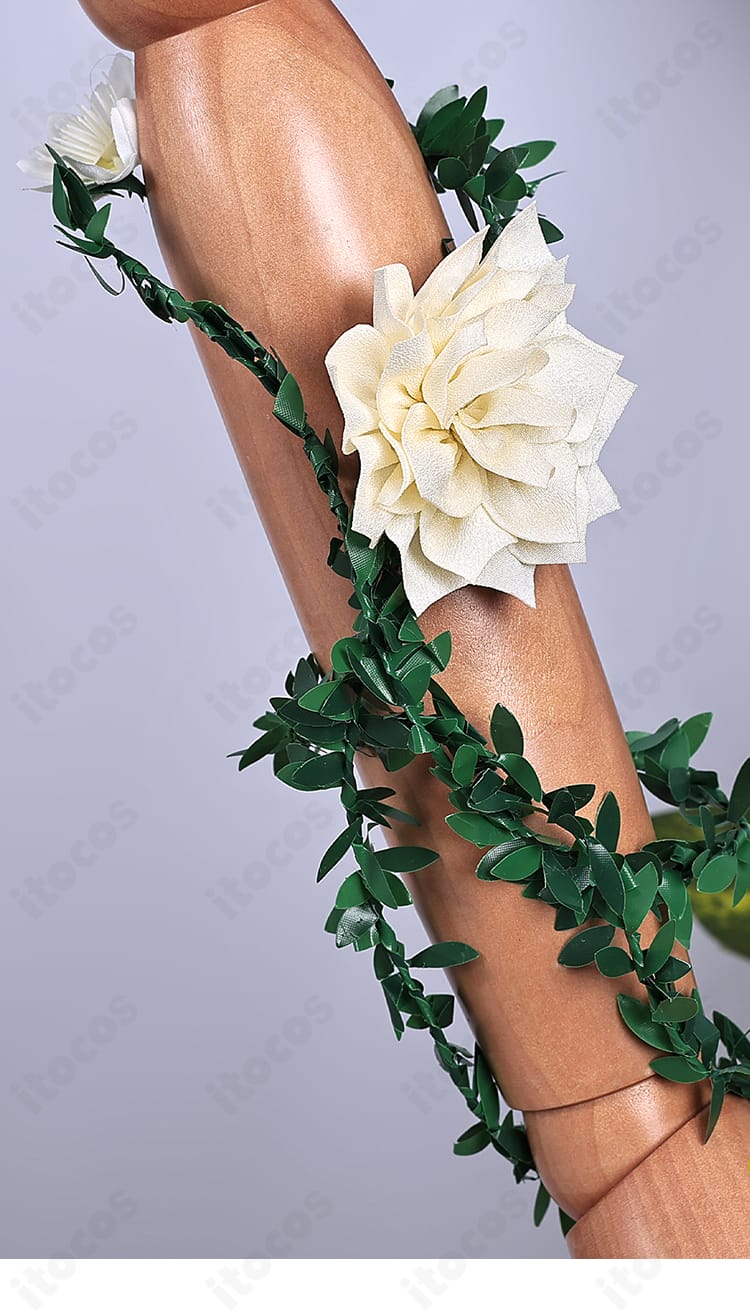 花の腕飾りディテール。可愛らしい花アクセでコーデ全体の統一感を強化。