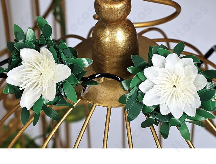 髪飾りディテール。花モチーフを重ねたエレガントな装飾で世界観を強調。