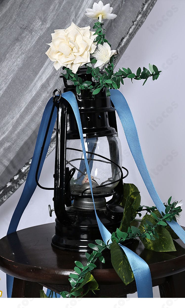 足元装飾のアップ。足飾りの細かな意匠が下半身の印象を引き締める。