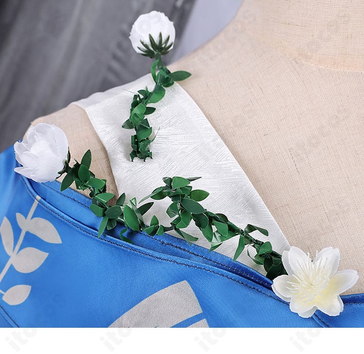 衣襟と肩の装飾アップ。高級感のある縫製と素材感で上品な仕上がり。