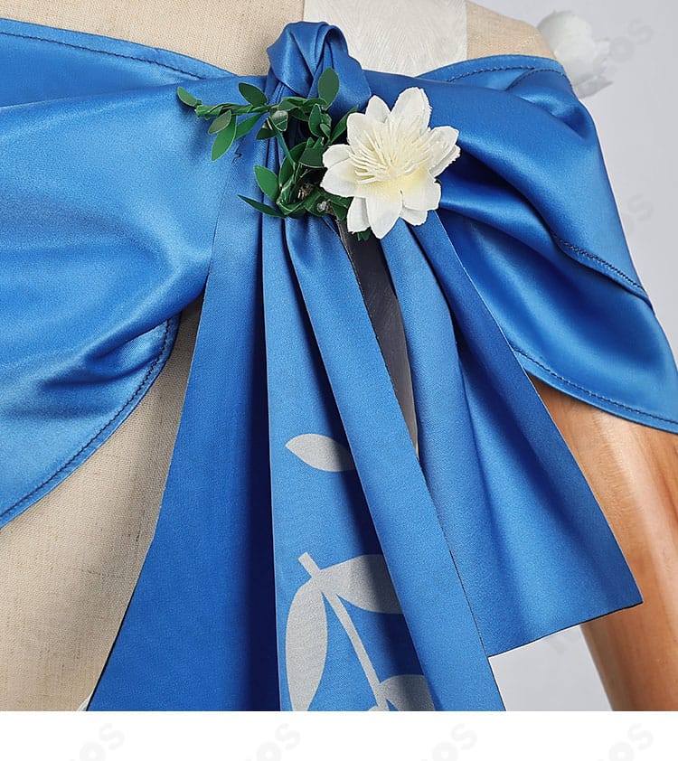 腰結びの花飾りディテール。可憐な花形パーツがアクセントとして映える。