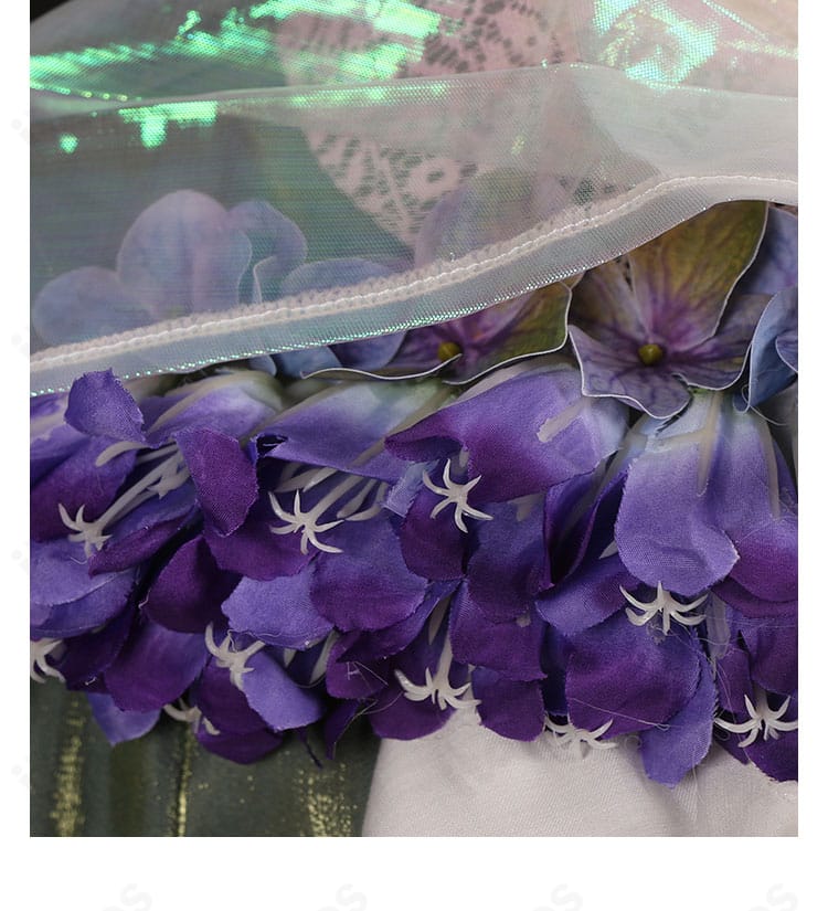 清潔な翼の花モチーフ肩飾りのクローズアップ。繊細な装飾と配色が分かる写真。