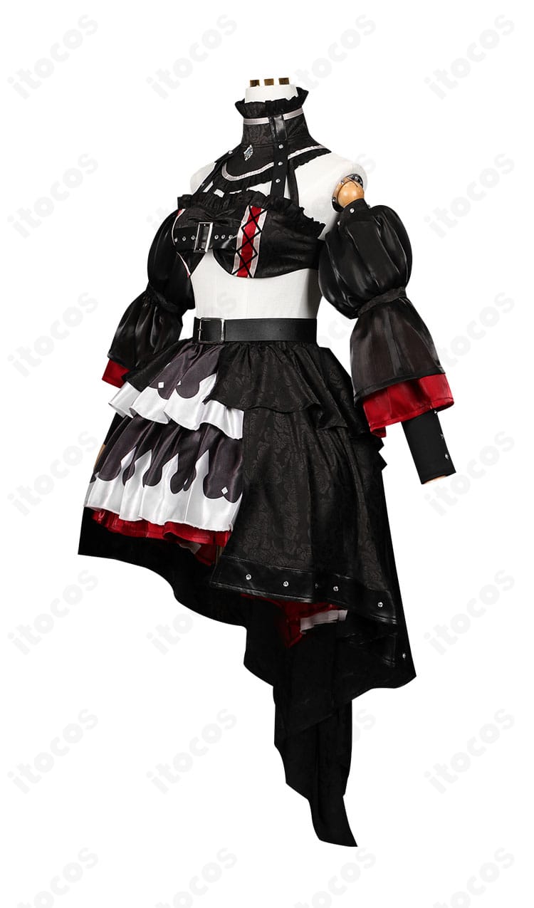 魔王コスプレ衣装の側面。ウエストからスカートへ流れるラインとフィット感、袖の立体装飾を強調。