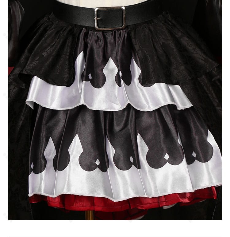 スカート装飾の詳細。裾の装飾ラインとフレアのボリューム感、魔王らしいデザインバランスを強調。