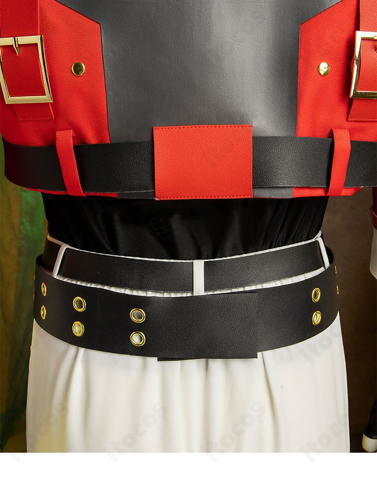 ソル=バッドガイ衣装の背面装飾アップ。背中周りの金具とベルト構成、質感のコントラストがわかる画像。