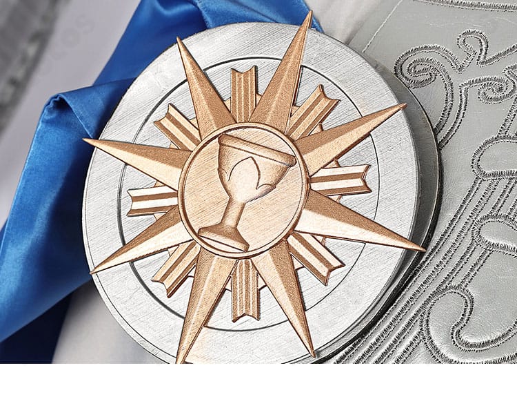 右肩飾りディテール｜エダ・メスマー衣装の右肩パーツの形状と質感