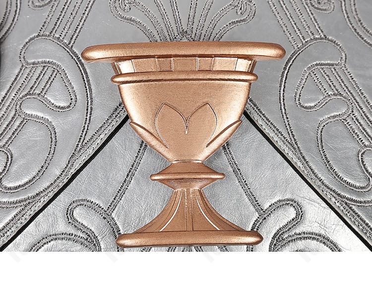 胸元装飾ディテール｜胸飾りと刺繍モチーフの近接写真