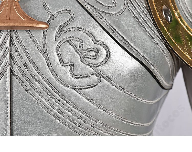 襟元装飾ディテール｜銀の騎士コスプレの襟まわりの意匠と配色