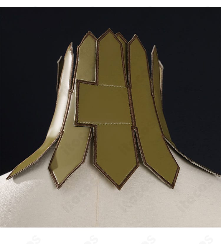 ダンジョン飯 リシオン コスプレ衣装 首飾りの接写。質感と装飾パーツの造形が分かるディテール