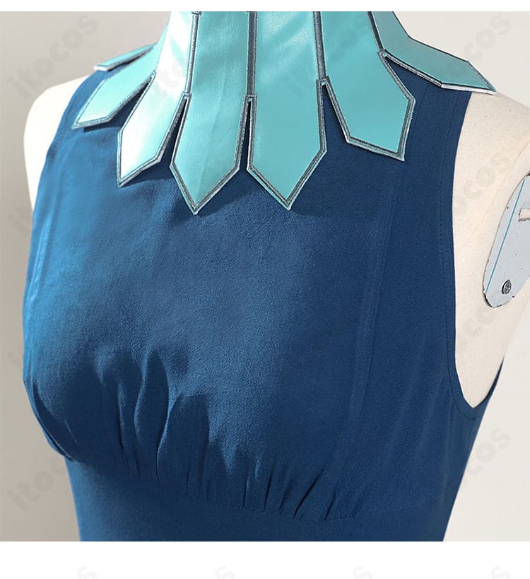 マルシル 衣装の首飾り装飾のアップ。刺繍とパーツの精密な仕上げ