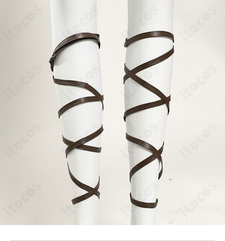 ダンジョン飯 マルシル 衣装の足飾りの近接。装飾パーツの質感と縫製