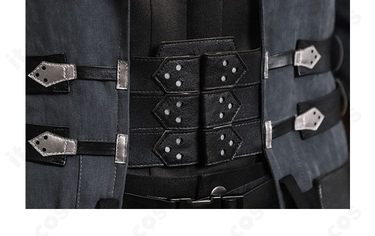 ウエスト装飾のクローズアップ。金具と装飾パーツの質感が伝わる高級感ある仕上がり。