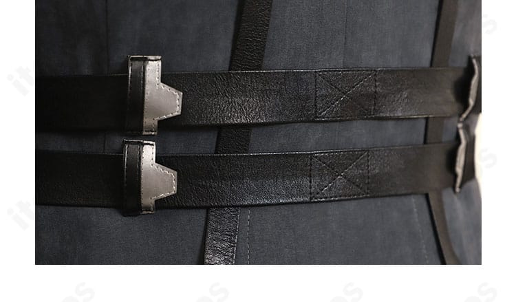 羽根付き披肩の詳細。セフィロスを象徴する片翼モチーフを立体的に表現したパーツ。