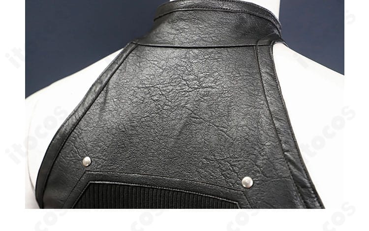 セフィロス 羽刃の修験装コスプレ衣装の背面ディテール。背中心のラインと装飾の構成