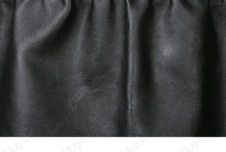 ノクティス外套 背面装飾ディテール。黒地に映える装飾と縫製ライン