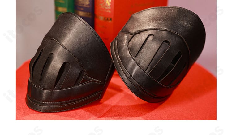 ニーパッド装飾のディテール。膝周りの立体パーツの形状