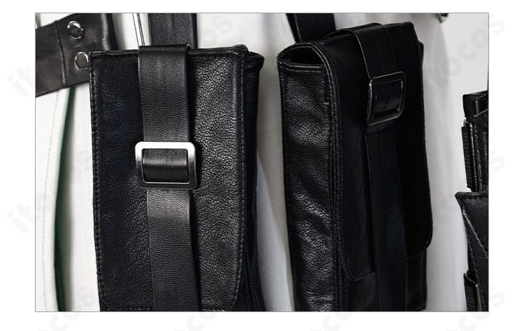 腰の小物ポーチ周りの細部画像。FFVIIらしいユーティリティ感のあるデザインを再現