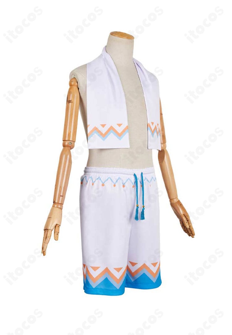 右側面画像。ショートパンツの装飾とマフラーの落ち感ディテールが分かる空の温泉衣装。