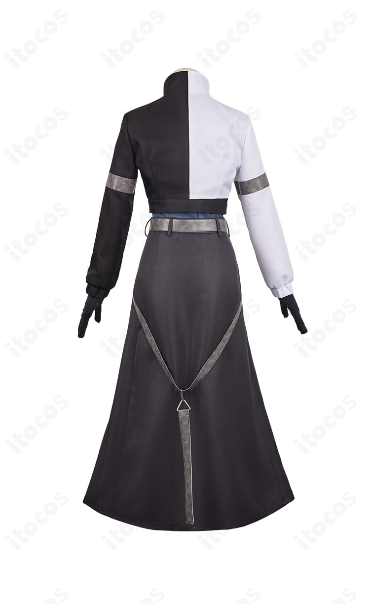 亜白ミナ 第3部隊 隊長制服コスプレの背面図。背中の裁ち位置とスカートの落ち感、背面装飾を示す写真