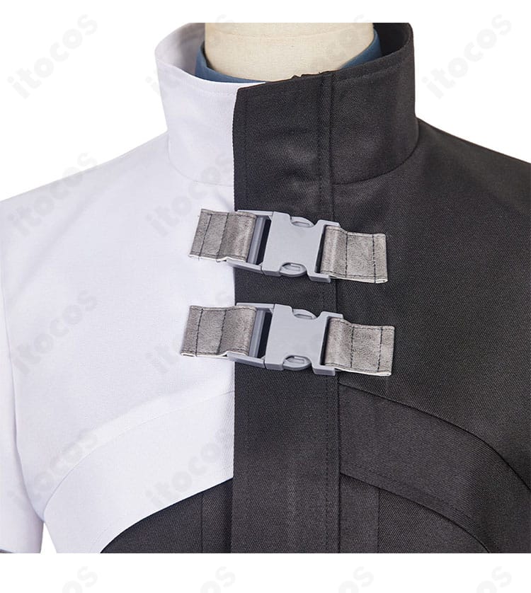 亜白ミナ コスプレの襟元ディテール。襟の装飾と細やかな刺繍が見えるクローズアップ