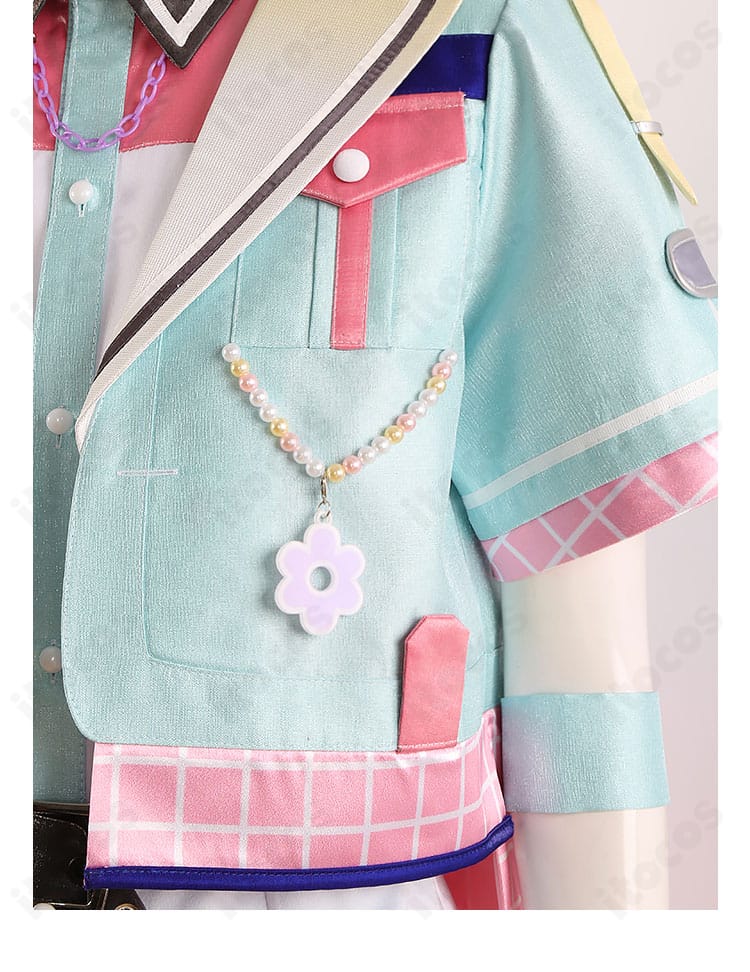 ハッピーチャーム衣装 ポケット装飾のクローズアップ。フラップ形状と装飾の配置