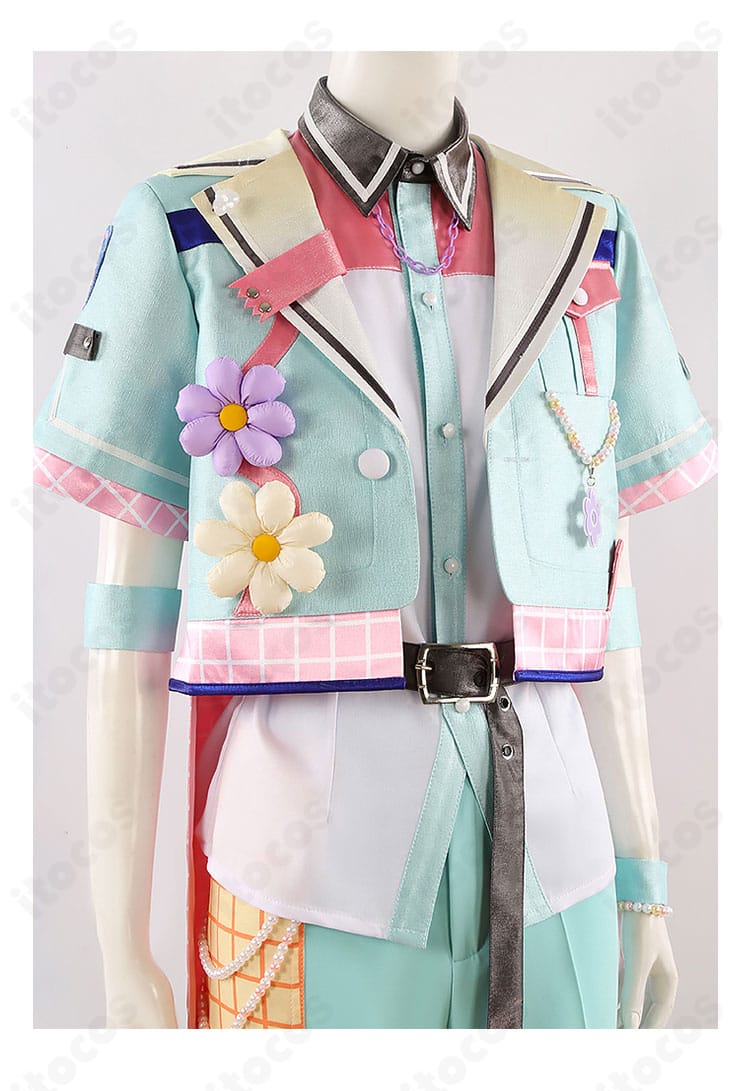 ハッピーチャーム衣装の服装装飾ディテール。胸飾りや手首飾りなどチャーム類の質感を紹介