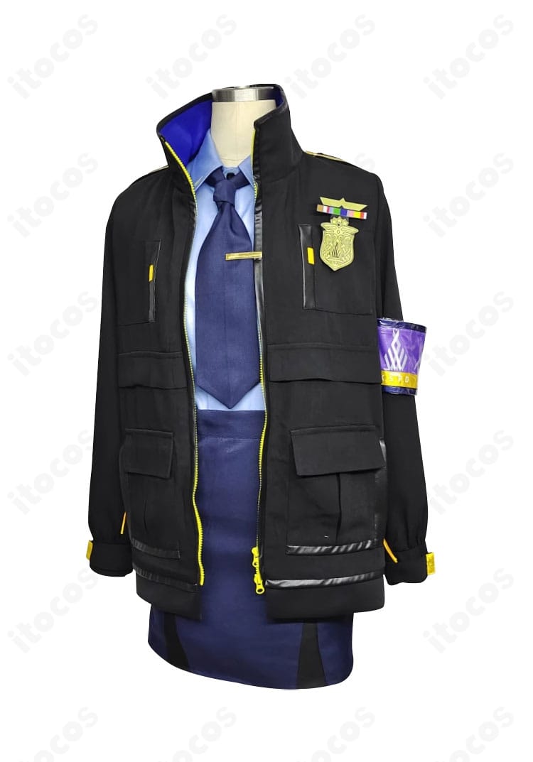 尾刃カンナ コスプレ衣装の正面全身画像。コートのライン、シャツとスカートのバランス、腕章の位置まで忠実に整えた設計。