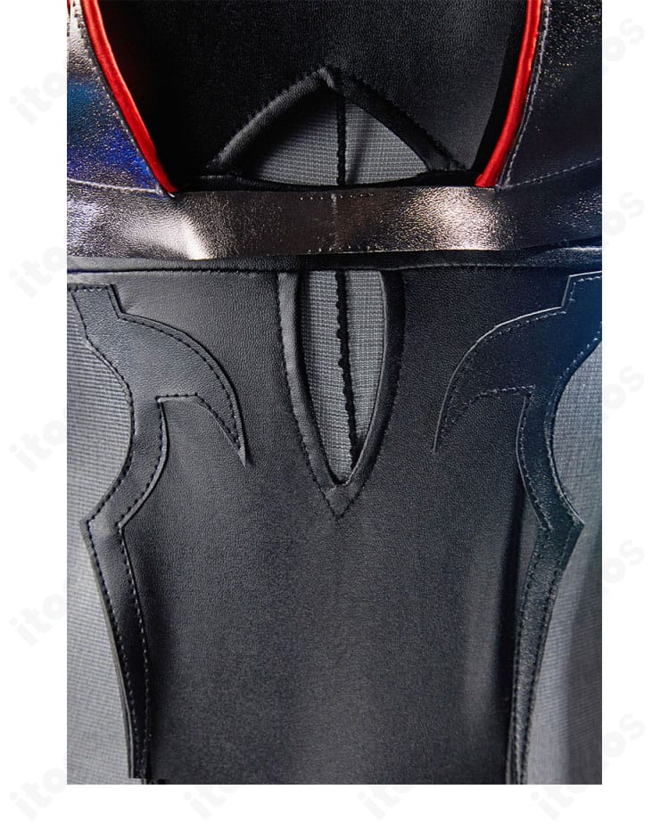 紅蓮 ブラックシャドウ衣装の襟元ディテール。和風モチーフの装飾と配色バランスを捉えた近接カット。