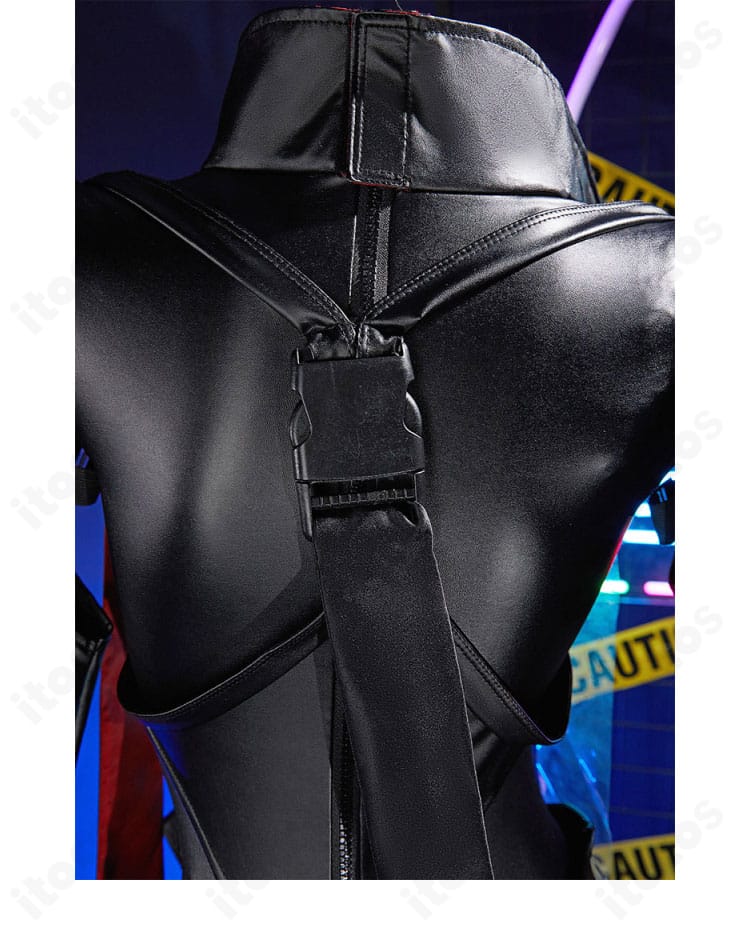 紅蓮 ブラックシャドウ衣装の背面ディテール。背面パネルと縁取りステッチ、装飾の取り付け精度を示す画像。