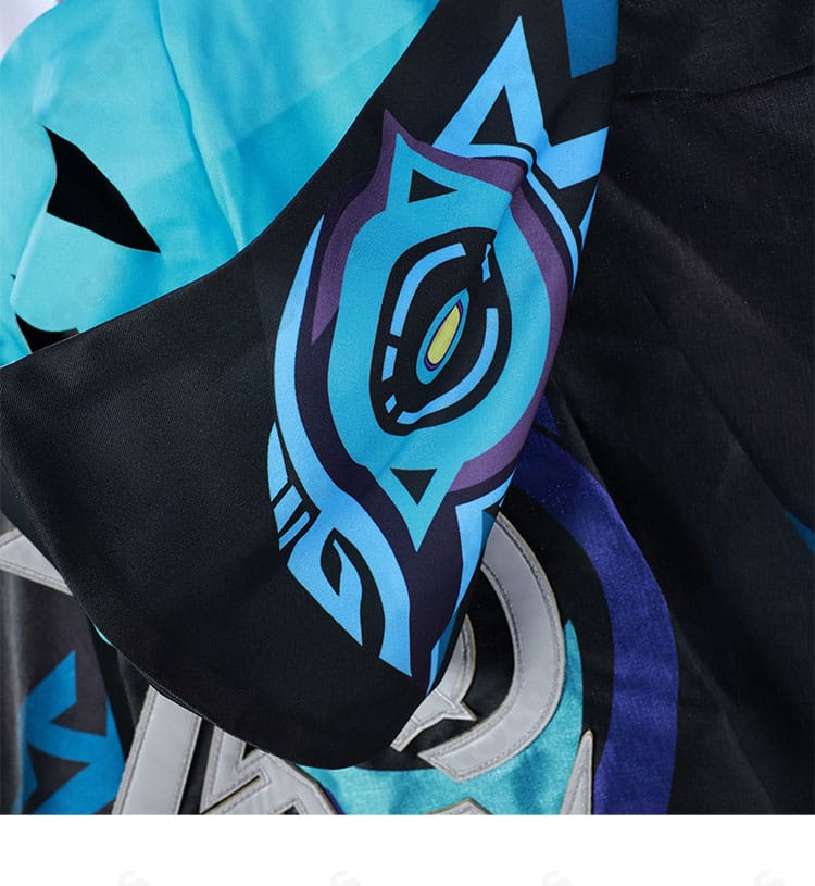 オロルン衣装の帽子・耳飾りの細部。精巧な装飾と質感を強調した接写。