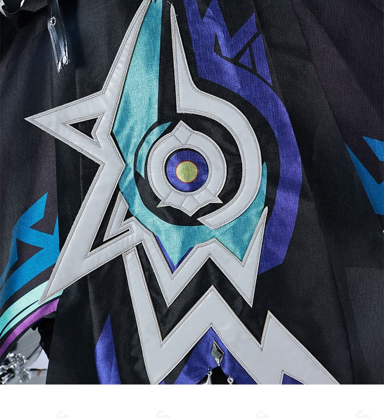 オロルン衣装の背面装飾ディテール。マント付け根や縁取りの仕立てが分かる画像。