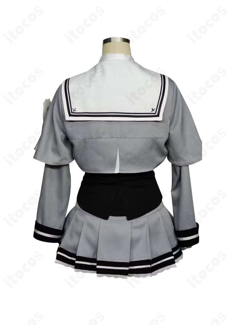 守月スズミ衣装の背面デザイン。ジャケットのラインとスカートの落ち感、背中の縫製が確認できる。